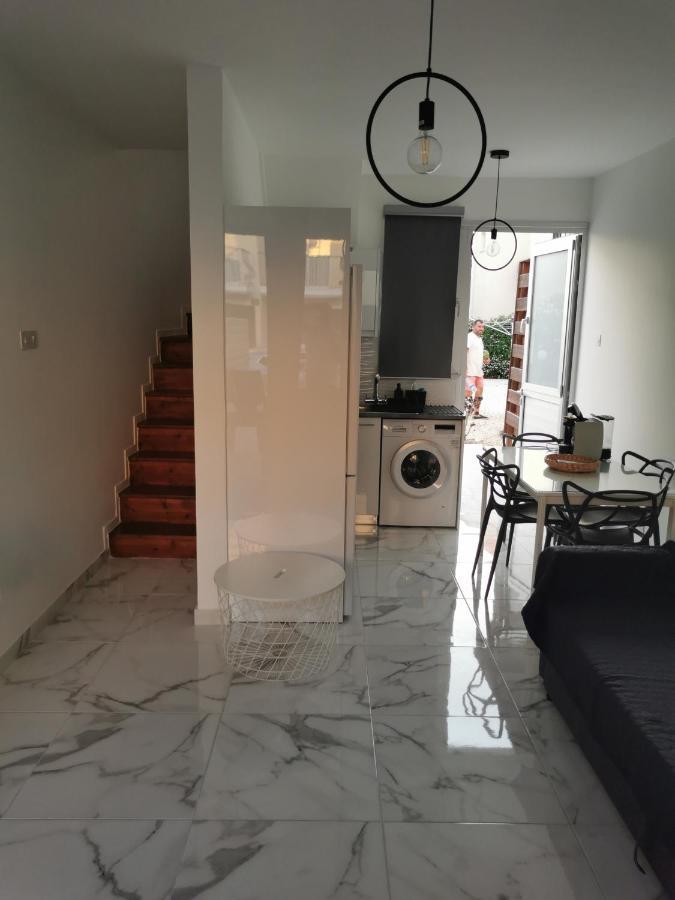 Eros Maisonette In Area Just 700 Meters Or One-minute Drive From Polis Municipal *